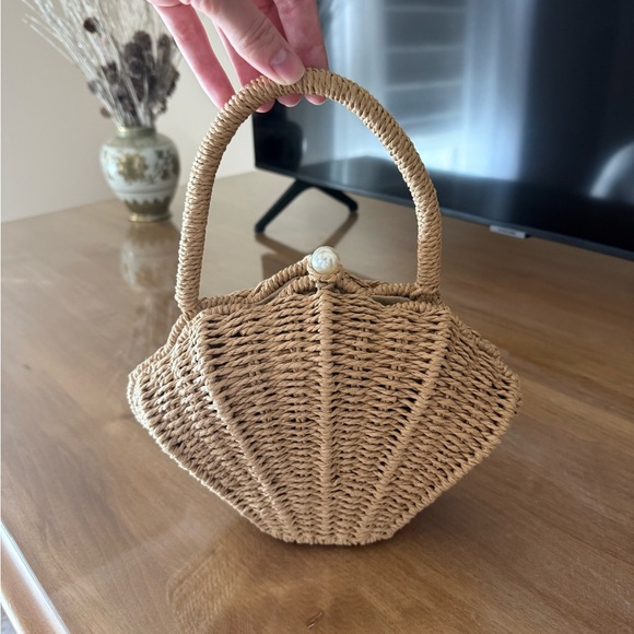 Seashell Rattan Woven Handbag - Picture 1 of 3